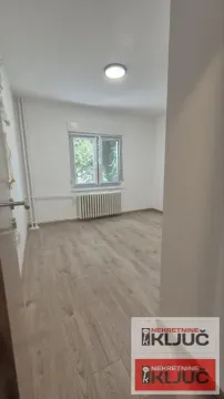 Prazna soba sa laminatom i belim zidovima. - image 3