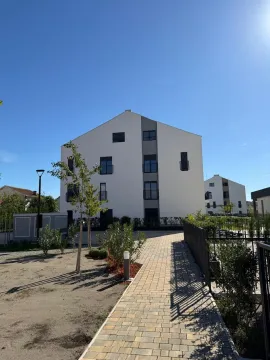 Eksterijer stambene zgrade sa popločanom stazom i uređenim dvorištem. - image 16