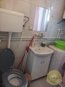 Manje kupatilo sa umivaonikom, WC šoljom i ogledalom. - image 7
