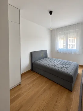 Spavaća soba sa bračnim krevetom, bijelim ormarom i prozorom. - image 6