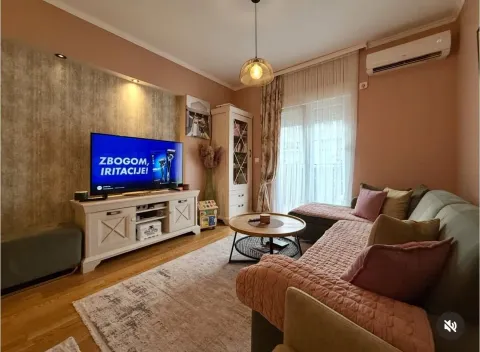 Dnevni boravak sa garniturom, TV komodom i stočićem. - image 5