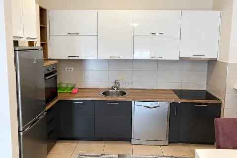 Moderna kuhinja sa bijelim i tamnim elementima, ugrađenim uređajima i sudoperom. - image 4