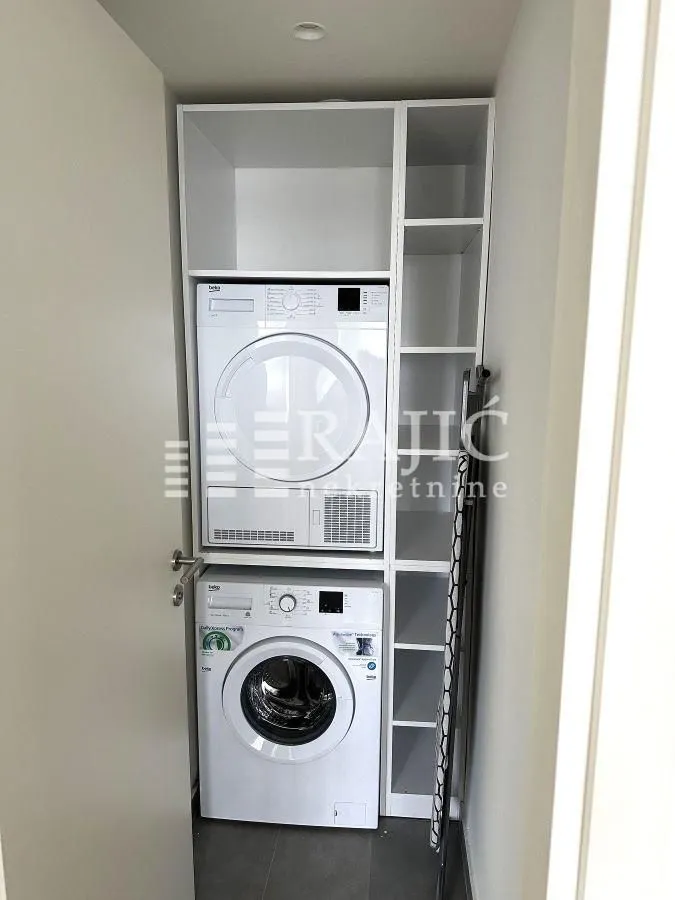 Izdavanje, četvorosoban stan, 114m², Savski Venac, Beograd