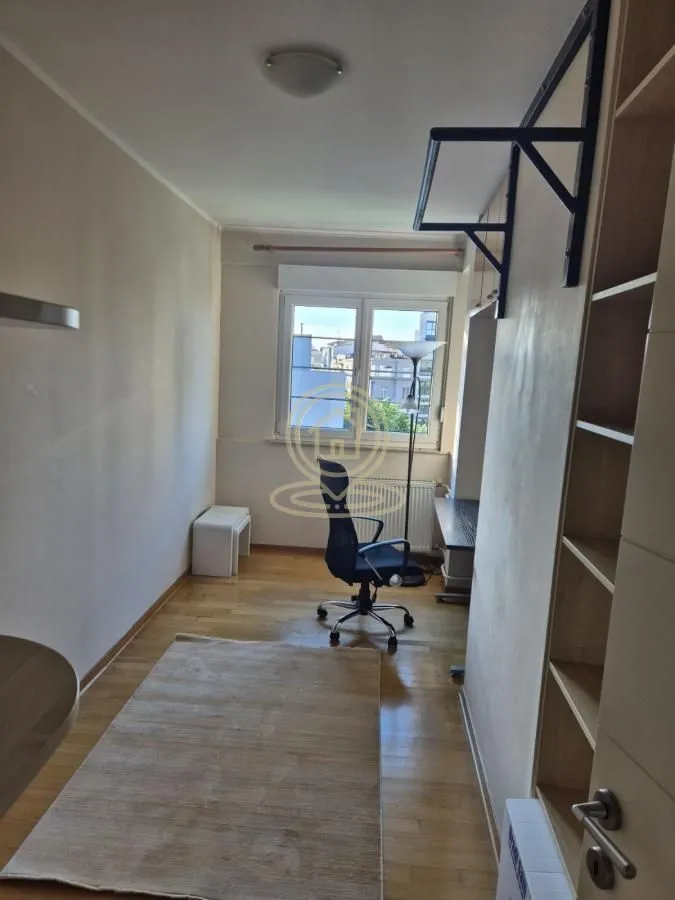 Izdavanje, četvorosoban stan, 106m², Kalenić Pijaca, Vračar Sve Podlokacije