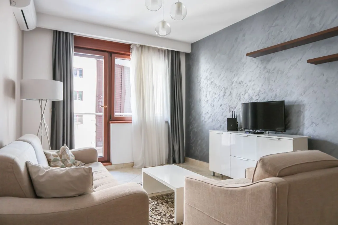Izdavanje, jednosoban stan, 67m², Bečići, Budva