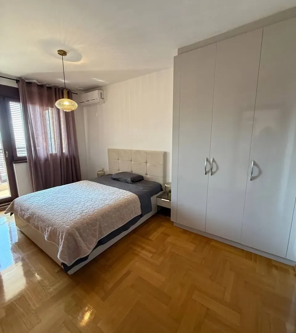 Izdavanje, dvosoban stan, 120m², Bečići, Budva