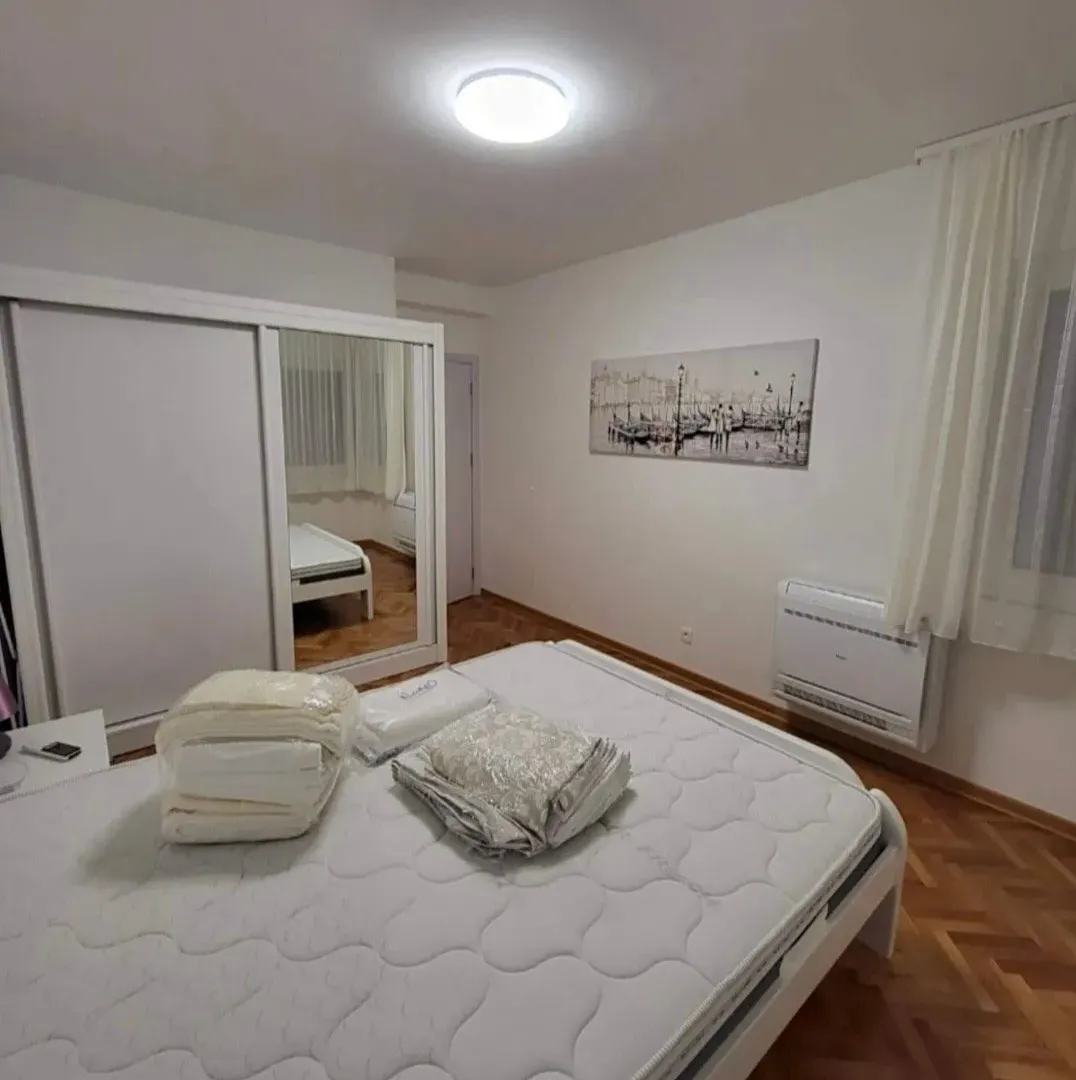 Izdavanje, dvosoban stan, 66m², Centar, Tivat