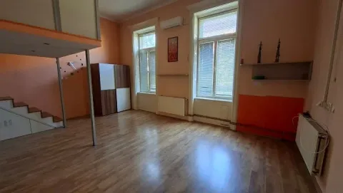 Prostrana dnevna soba sa drvenim podom, velikim prozorima i galerijom sa stepeništem. - image 15