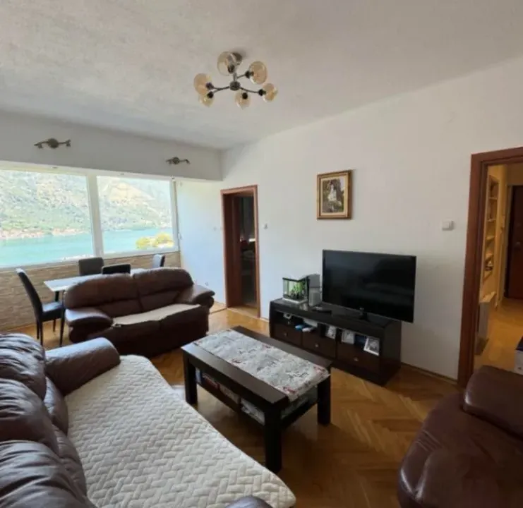 Prodaja, dvosoban stan, 60m², Dobrota, Kotor