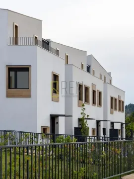 Eksterijer modernih višestambenih zgrada sa uređenom ogradom i dvorištem. - image 6