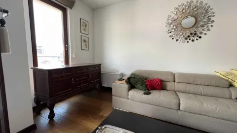 Svijetla dnevna soba sa kaučem i komodom. - image 3