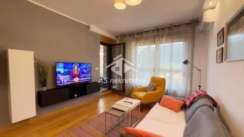 Dnevna soba sa garniturom, televizorom i izlazom na terasu. - image 5