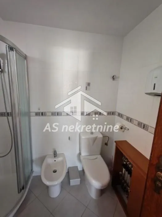 Izdavanje, kuća, 360m², Voždovac Sve Podlokacije, Beograd