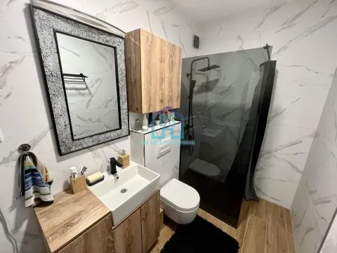 Moderno kupatilo sa tuš kabinom, umivaonikom i wc šoljom. - image 15