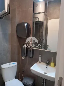 Manje kupatilo sa tuš kabinom, umivaonikom i toaletom. - image 4