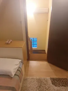 Manja spavaća soba sa krevetom i pogledom na hodnik i stepenište. - image 6