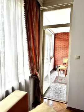 Pogled kroz vrata na zastakljenu terasu sa stolicama. - image 16