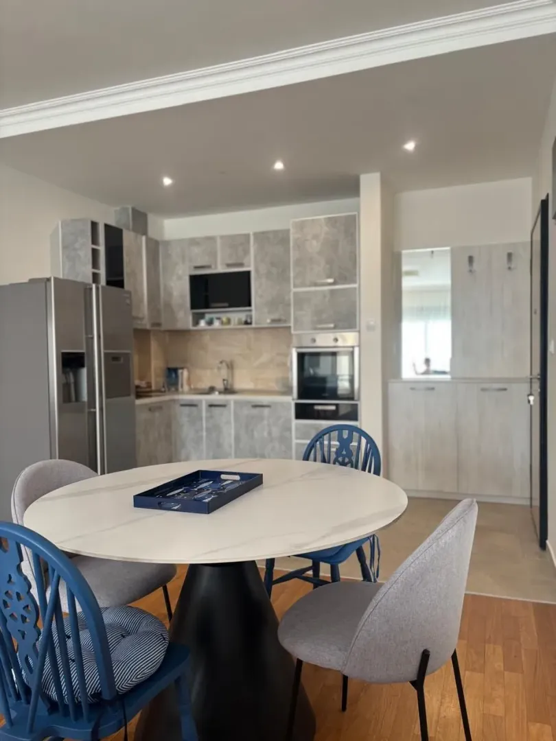 Dining area with a round table and chairs integrated with the kitchen.