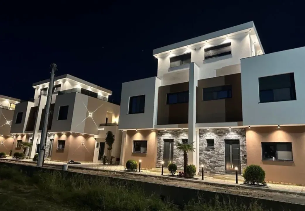 Prodaja, trosoban stan, 183m², Centar, Ulcinj
