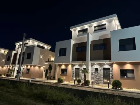 Prodaja, četvorosoban stan, 215m2, Centar, Ulcinj
