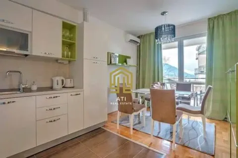 Moderna kuhinja sa trpezarijom i izlazom na terasu. - image 3