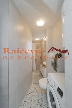 Kupatilo sa tuš kabinom, umivaonikom i veš mašinom. - image 13