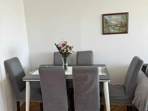 Izdavanje, trosoban stan, 70m², Centar, Bar - image 1