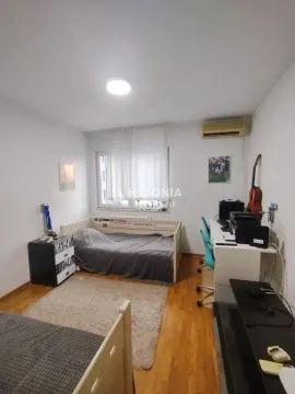 Dečja soba sa krevetom, radnim stolom i laminatnim podom. - image 2