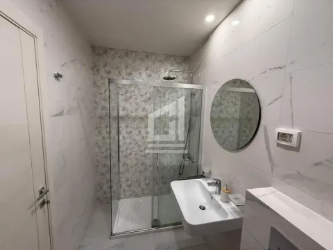 Moderne kupatilo sa tuš kabinom i umivaonikom. - image 7