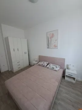 Svjetla i uredna spavaća soba sa bračnim krevetom, garderoberom i noćnim stočićima. - image 5