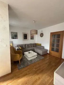Dnevna soba sa ugaonom garniturom, foteljom i drvenim podom. - image 5