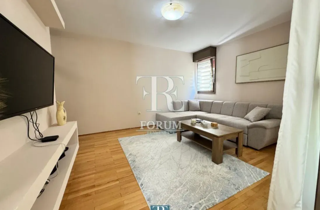 Izdavanje, dvosoban stan, 80m², Blok 5, Podgorica