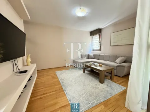 Izdavanje, dvosoban stan, 80m², Blok 5, Podgorica