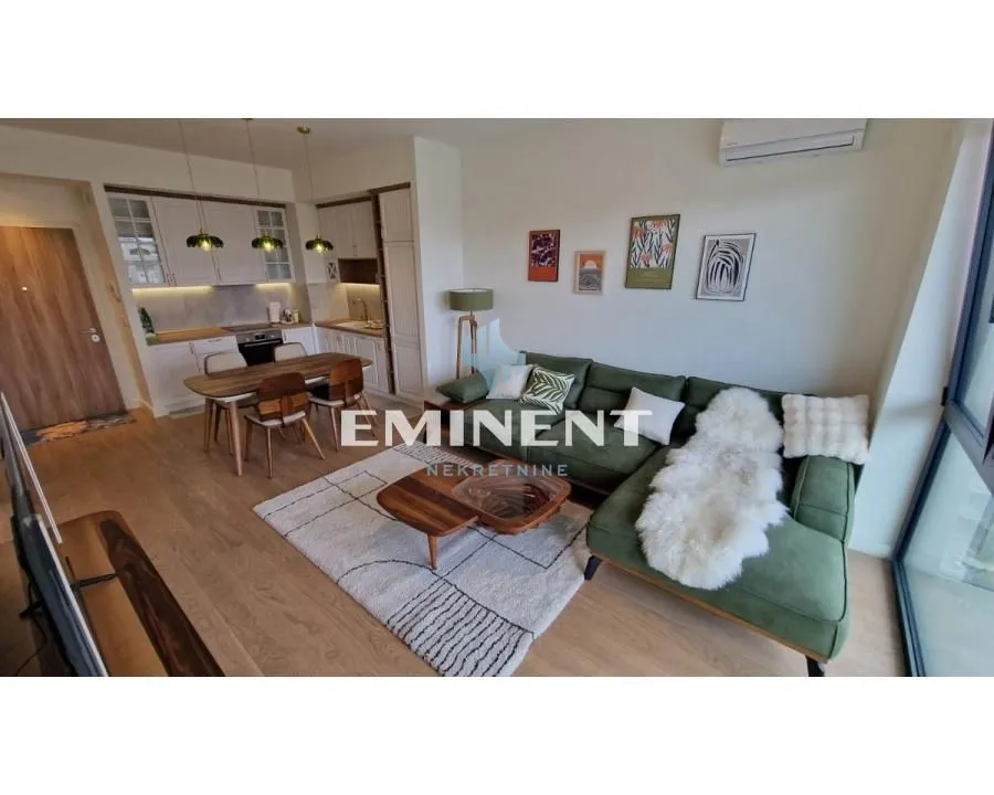 Izdavanje, trosoban stan, 79m², Savski Venac, Beograd