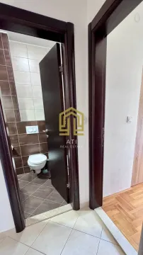Pogled iz hodnika na kupatilo i ulaz u prostoriju. - image 15