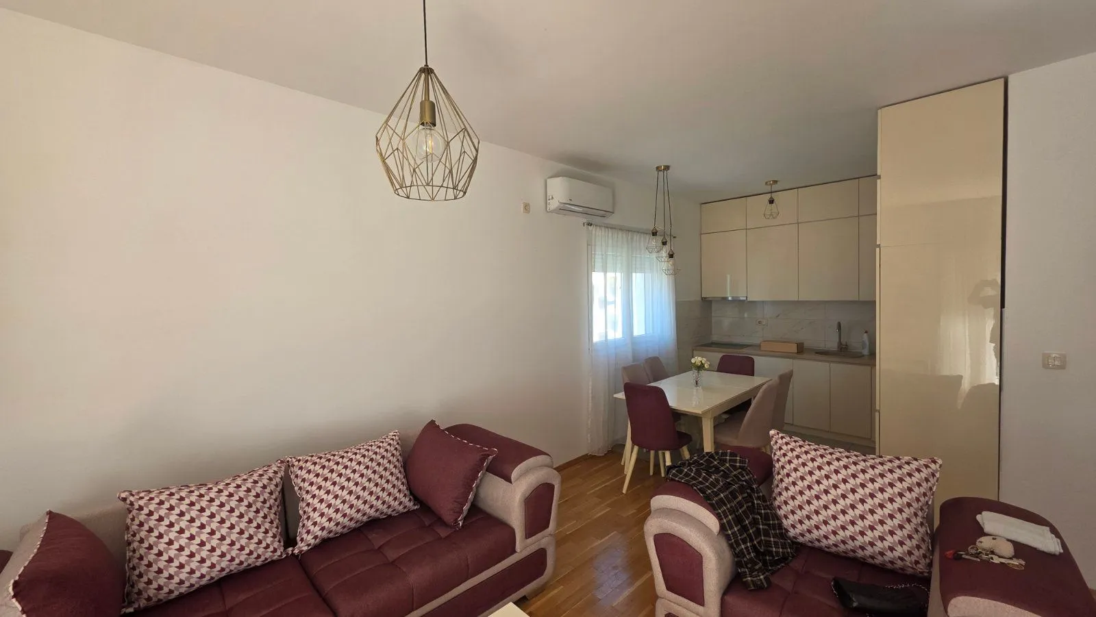 Izdavanje, četvorosoban stan, 74m², Blok 9, Podgorica
