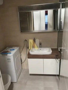 Kupatilo sa umivaonikom, ogledalom i veš mašinom. - image 11