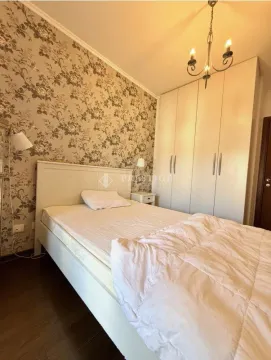 Namještena spavaća soba sa bračnim krevetom i ugradnim ormarom. - image 7