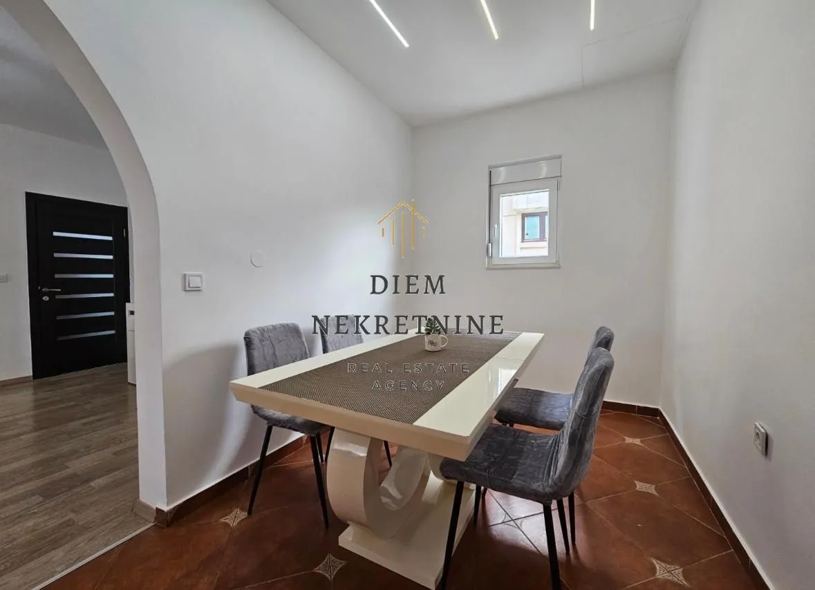 Izdavanje, trosoban stan, 120m², Centar, Bar
