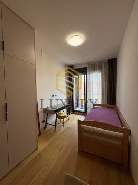 Manja spavaća soba sa krevetom, garderoberom i radnim stolom. - image 10