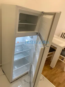 Pogled na bijeli frižider sa otvorenim vratima. - image 9