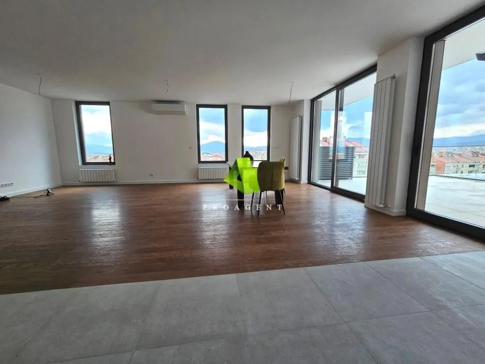 Prodaja, četvorosoban stan, 156m², Medijana, Niš