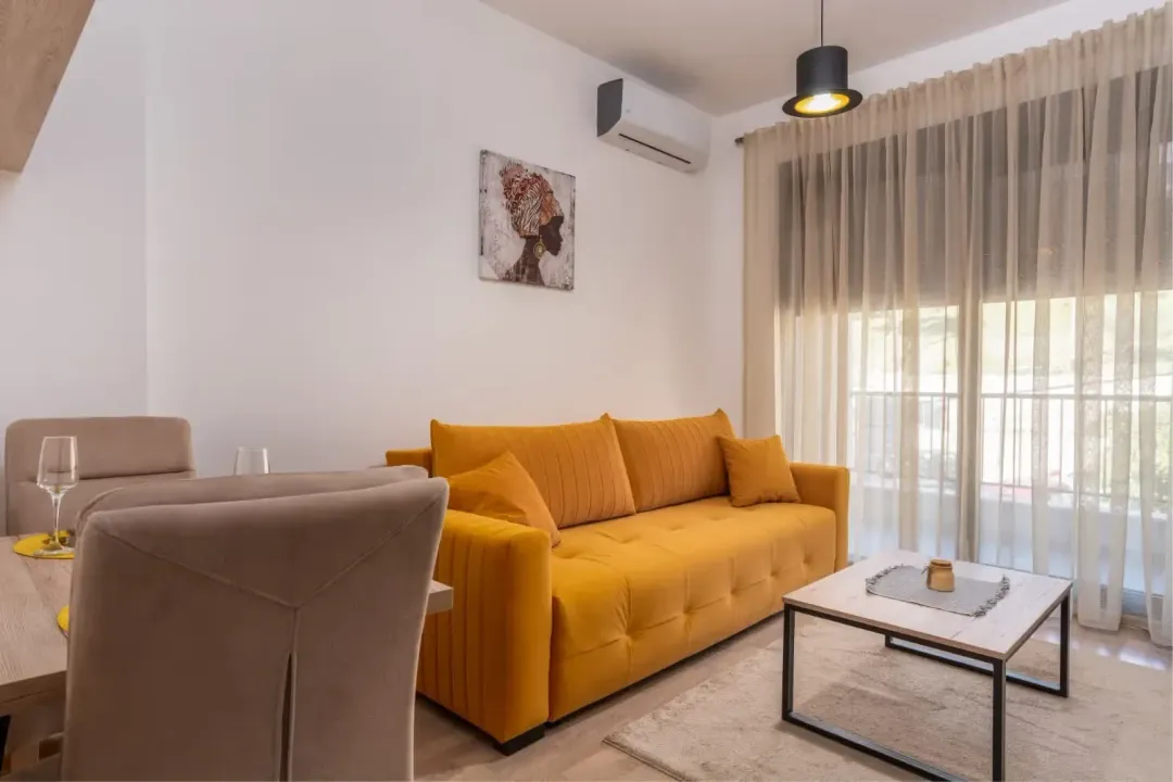Izdavanje, garsonjera, 25m², Tivat, Crna Gora