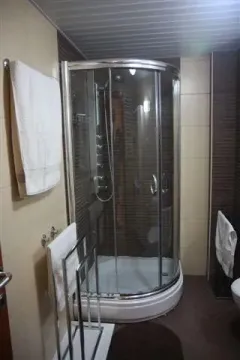 Jednostavno kupatilo sa modernom polukružnom tuš kabinom. - image 6