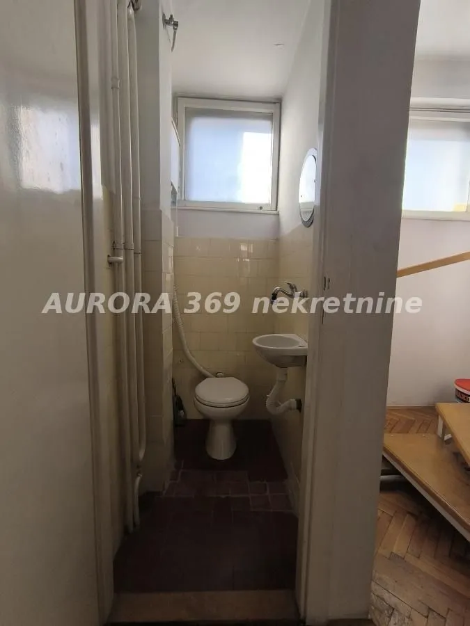 Manje kupatilo sa toaletom i umivaonikom.