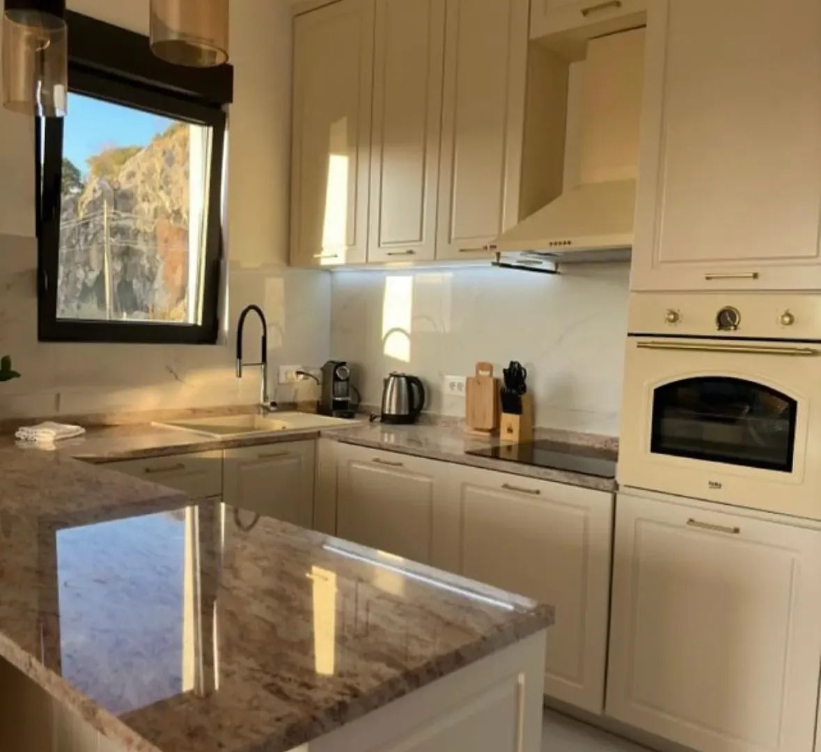 Izdavanje, dvosoban stan, 71m², Mažina, Tivat