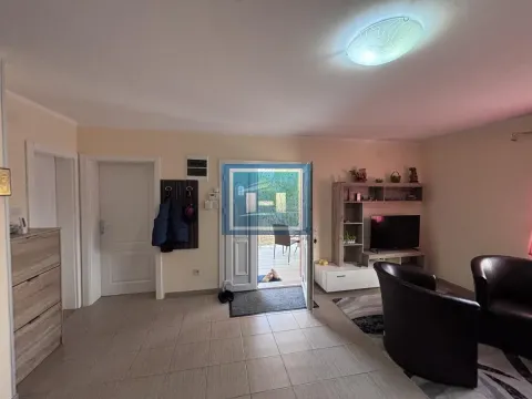 Dnevna soba sa garniturom, TV-om i izlazom na terasu. - image 28
