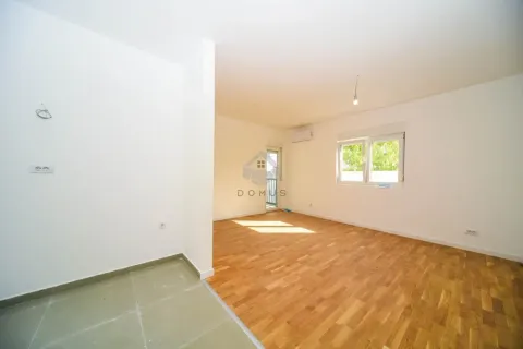 Prazna soba sa drvenim podom i prozorom. - image 2