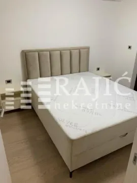 Spavaća soba sa bračnim krevetom i noćnim stočićem. - image 6