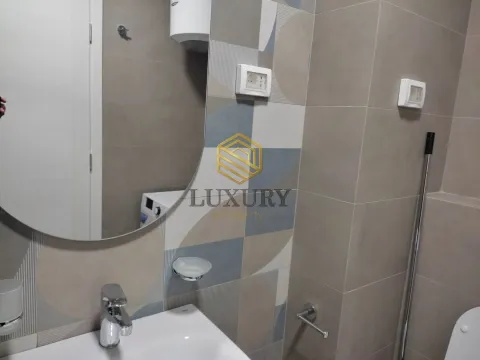 Pogled na moderno opremljeno kupatilo sa umivaonikom i ogledalom. - image 7